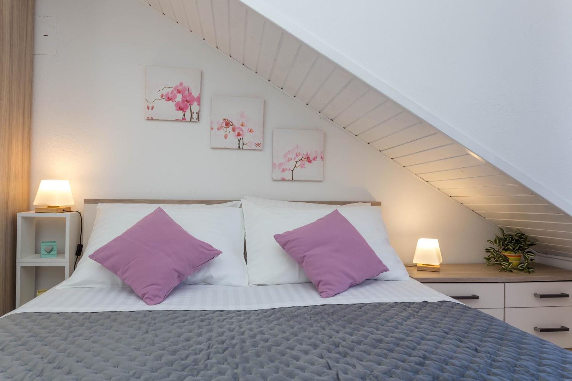 Apartments Marija Bibic ฮวาร์ ภายนอก รูปภาพ